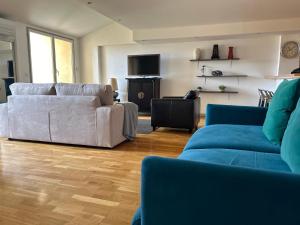 ein Wohnzimmer mit 2 Sofas und einem TV in der Unterkunft Loft moderne vue Vieux Port Terrasse Rooftop in Marseille