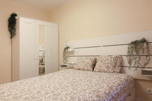 1 dormitorio con 1 cama grande y cabecero blanco en Non Stress Nuevo Turia, en Valencia