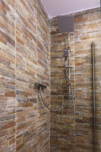 La salle de bains est pourvue d'une douche et d'un mur en briques. dans l'établissement Non Stress Nuevo Turia, à Valence