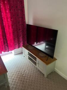 een flatscreen-tv op een stand in een kamer bij Central Birmingham in Birmingham