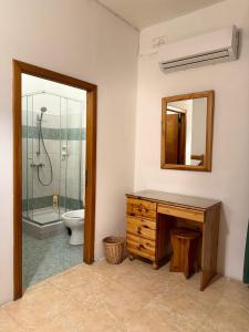y baño con lavabo, aseo y espejo. en Paradise 1 en Żebbuġ