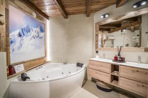 Een badkamer bij Pleta del Tarter Lodge & SPA