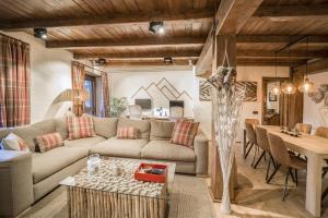 a living room with a couch and a table at Pleta del Tarter Lodge & SPA in El Tarter