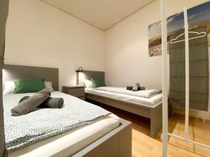 - une chambre avec 2 lits et une fenêtre dans l'établissement Spacious workers loft in Pforzheim, à Pforzheim