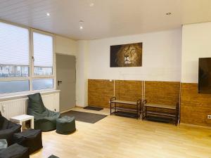 un salon avec une photo de lion sur le mur dans l'établissement Spacious workers loft in Pforzheim, à Pforzheim