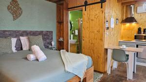 Fernandes Guest House Green Bungalow tesisinde bir odada yatak veya yataklar