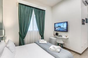 Schlafzimmer mit einem Bett, einem Schreibtisch und einem Fenster in der Unterkunft Rafilina's House in Neapel