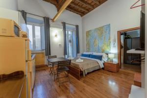 um quarto com uma cama, uma mesa e uma secretária em Pellegrino 86 apartments - 101 Flat in Rome em Roma