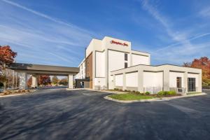 un bâtiment blanc avec un panneau sur son côté dans l'établissement Hampton Inn Columbia, MD, à Columbia