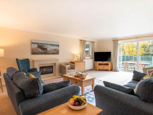uma sala de estar com dois sofás e uma lareira em 5 Bed in Woodbridge 72724 em Woodbridge