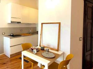 A kitchen or kitchenette at La Milanese, Appartamento Moderno con Balcone - Metro Isola a 2 min