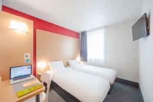 TV a/nebo společenská místnost v ubytování B&B HOTEL Perpignan Sud Marché International