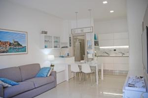 sala de estar con sofá y mesa en Appartamento Emozione Mare Blu San Terenzo, en Lerici