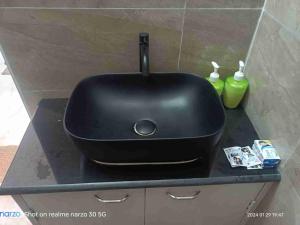 un fregadero negro en una encimera en una cocina en The King's Castle en Guwahati