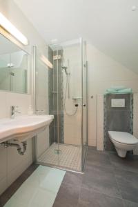 ein Bad mit einer Dusche, einem Waschbecken und einem WC in der Unterkunft Gourmetbauernhof Mentebauer in Gmünd in Kärnten