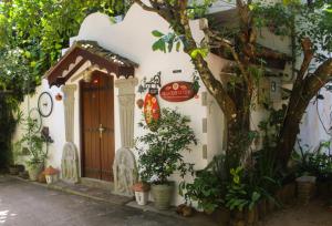 ein Haus mit einem Baum davor in der Unterkunft Villa Olde Ceylon in Kandy