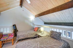 Giường trong phòng chung tại Molokai Island Loft Lanai, Pool and Walk to Beach! +25 ảnh