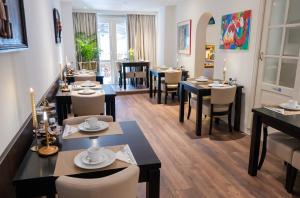 a restaurant with tables and chairs in a room at Hotel Orion in Rotterdam