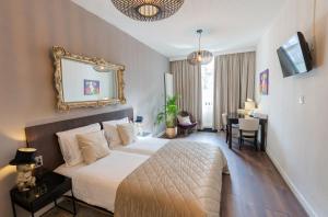 1 dormitorio con cama con espejo y mesa en Hotel Orion en Róterdam