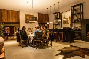 een groep mensen aan een tafel in een restaurant bij Eunoia casa de campo in Sinsacate