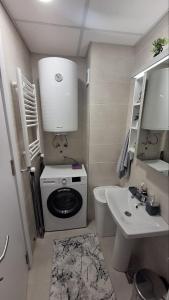 uma pequena casa de banho com WC e lavatório em Luxury Apartment Santorini em Skopje