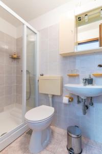 Et badeværelse på Apartmani Medena, Cres + 35 billeder