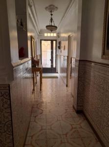ein Zimmer mit einem Flur mit einem Tisch und einem Hallwayngthngthngthngthngthngthngth in der Unterkunft Appartement à Oran in Oran