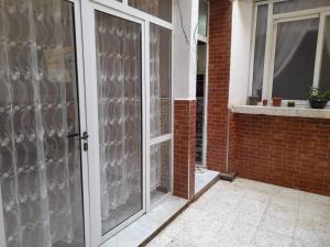 eine Glastür eines Gebäudes mit Fenster in der Unterkunft Appartement à Oran in Oran