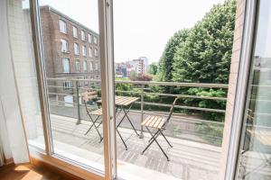 een balkon met een tafel en stoelen bij Apartment with balcony, parking and elevator in Lille