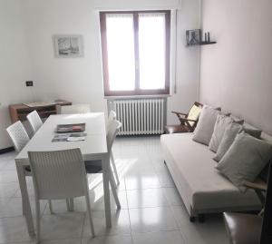 sala de estar con sofá y mesa en Casa vacanza Parco del Castello, en Matera