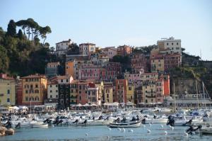 Un mucchio di barche in acqua di fronte a una città di Appartamento Emozione Mare Blu San Terenzo a Lerici