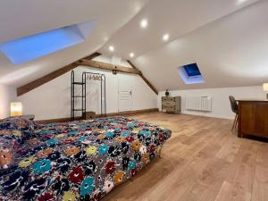 een slaapkamer met een bed en een bureau op zolder bij Appartement 3 prsn Proche citadelle in Besançon