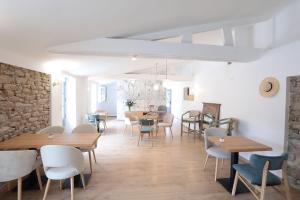 ゲランドにあるPierres Blanches Guérande - Maison d'hôtesのダイニングルーム(木製のテーブルと椅子付)