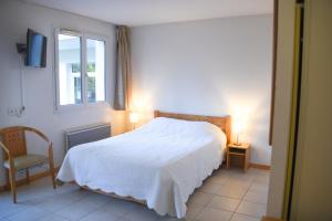 1 dormitorio con cama blanca y ventana en Residence Le Royal Golf & Horse, en Mooslargue