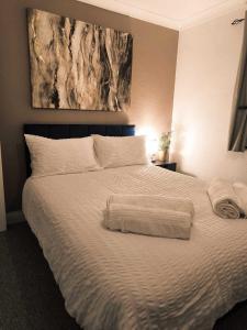 Een bed of bedden in een kamer bij Contractors & Relocators Welcome! Leigh on sea Apartment - Free Parking!