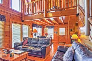 Solid Ground Lodge with Yard!的休息区