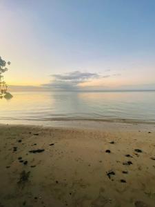 - une vue sur la plage au coucher du soleil dans l'établissement Fairyland private room, à Port-Louis