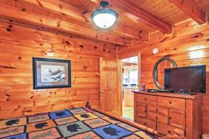 Solid Ground Lodge with Yard!的电视和/或娱乐中心