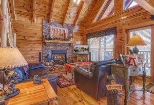 Solid Ground Lodge with Yard!的休息区