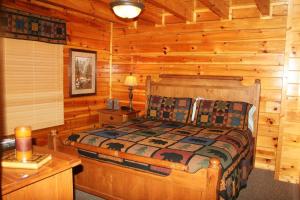 Solid Ground Lodge with Yard!客房内的一张或多张床位