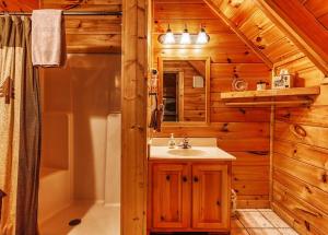 Solid Ground Lodge with Yard!的一间浴室