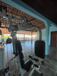 un gimnasio con una máquina de correr en una habitación en Casa de Praia Coroa Vermelha, en Santa Cruz Cabrália