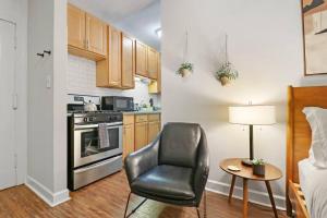 A cozinha ou cozinha compacta de Trendy Studio Apartment in Chicago - Kenwood 103 & 303 rep