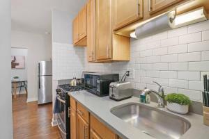 Nhà bếp/bếp nhỏ tại Trendy Studio Apartment in Chicago - Kenwood 103 & 303 rep