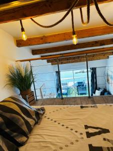sypialnia z łóżkiem i widokiem na patio w obiekcie Duplex sur Marinas Cap d'Agde w Cap d'Agde