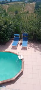 2 tumbonas y un patio con piscina en A casa di Anna, en Vaglio Serra