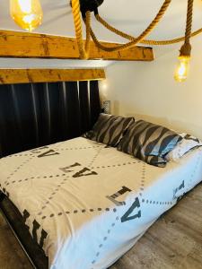 a bed in a room with a wooden headboard at Duplex sur Marinas Cap d'Agde in Cap d'Agde