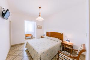 1 dormitorio con 1 cama, 1 mesa y 1 silla en Hotel Toro, en Ravello