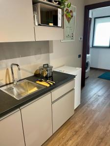罗镇Bnbook Expo Residence Rho的带水槽和台面的厨房 更多37张照片