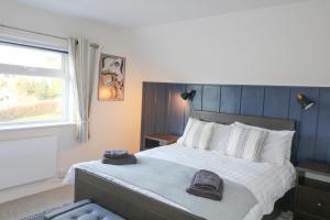 a bedroom with a bed with two hats on it at 8 Little Hill in Salcombe
